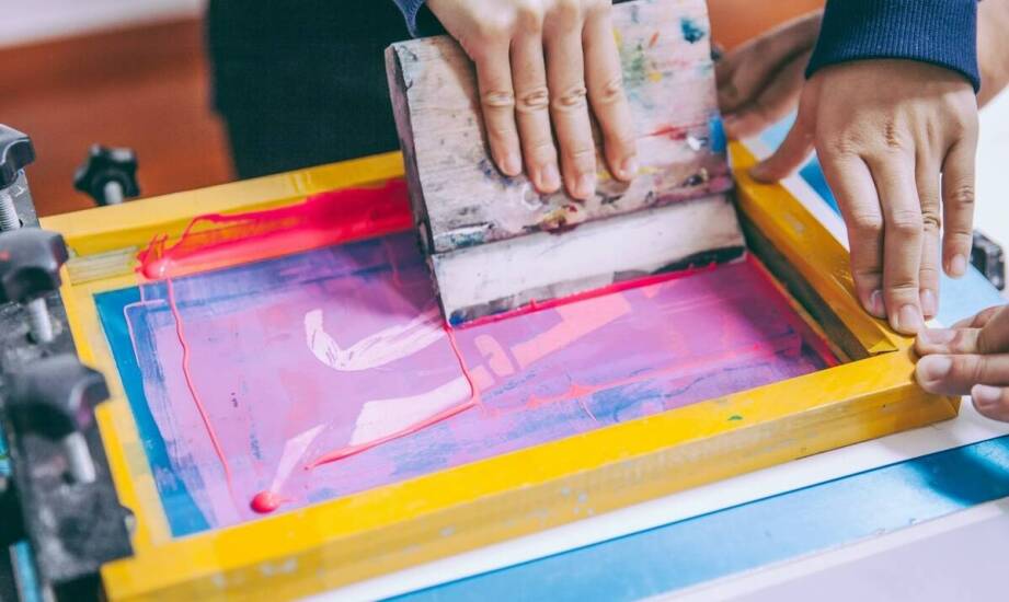 Jakie kolory najlepiej prezentują się w sitodruku na koszulkach?