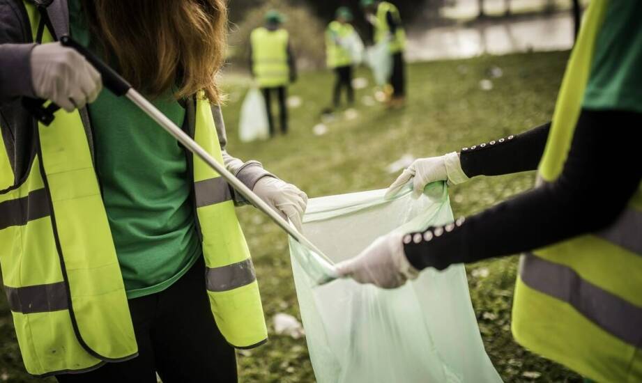 Skuteczne techniki porządkowania zielonych terenów przez firmy sprzątające