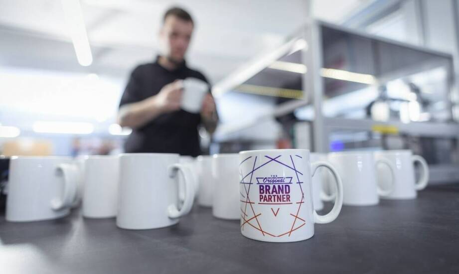 Jak reklamowy kubek z nadrukiem może zwiększyć rozpoznawalność Twojej marki?