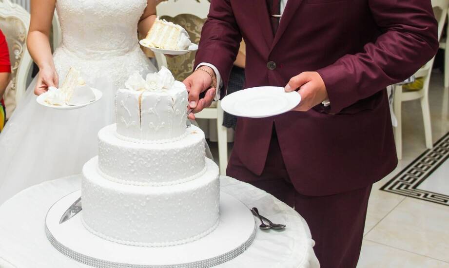 Weselne torty – jak dostosować wagę i rozmiar do liczby gości?