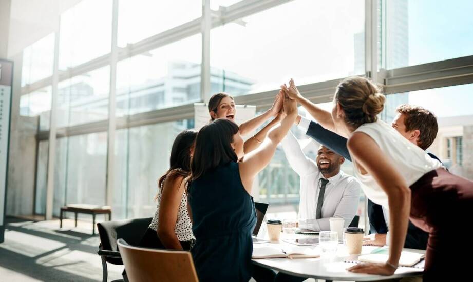 Jak integracyjne firmowe imprezy pomagają w budowaniu zespołu?