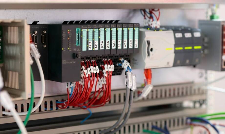 Wpływ prefabrykacji na elastyczność systemów sterowania w energetyce