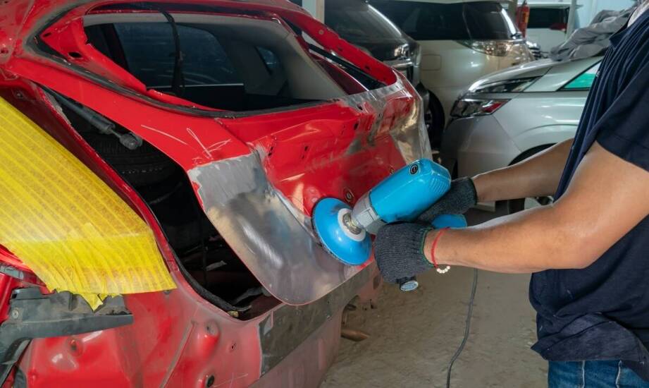 Dlaczego warto zlecić naprawę parkingowych szkód profesjonalnemu warsztatowi?