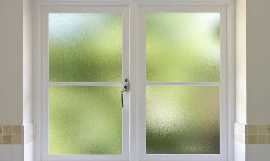 Jak matowe szkło może wpłynąć na prywatność w domach jednorodzinnych?