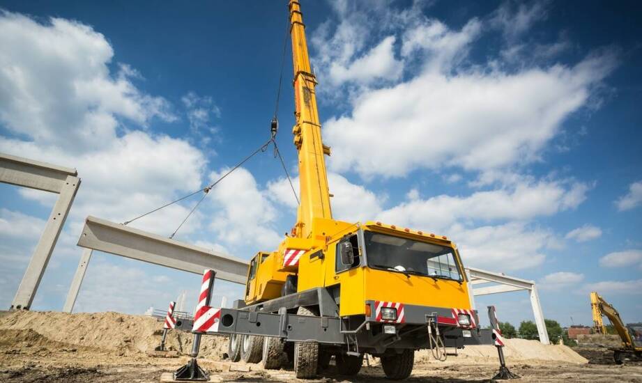 Jakie czynniki wpływają na cenę wynajmu dźwigu w Sanoku?