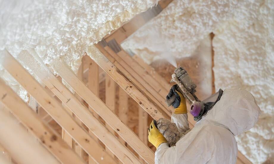 Ocieplenie dachu pianką a odporność na wilgoć i pleśń