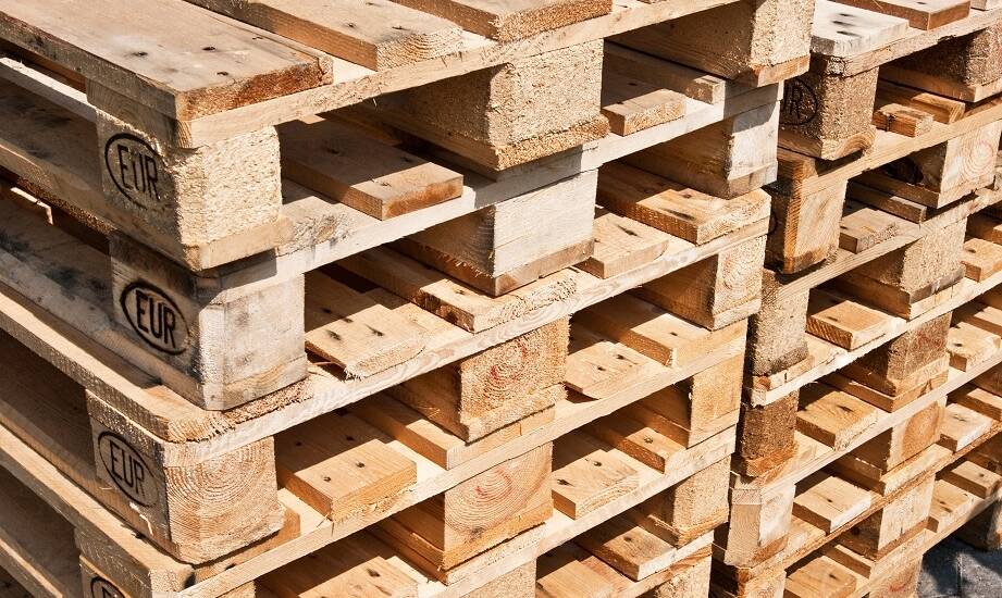 Znaczenie lokalizacji producenta drewnianych palet dla logistyki klientów