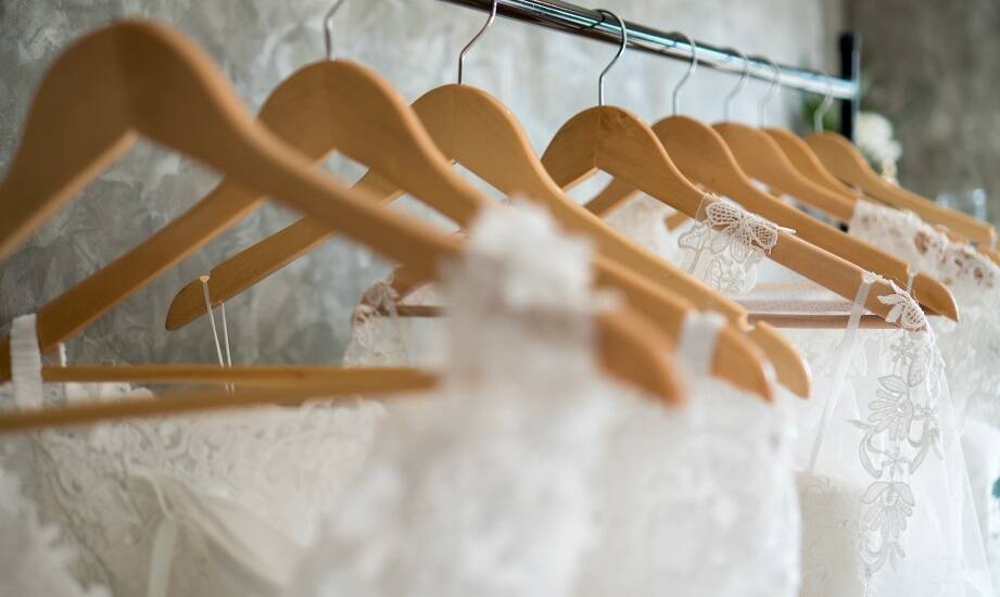 Koronkowa koszulka z dekoltem jako modny akcent na klubowych imprezach.