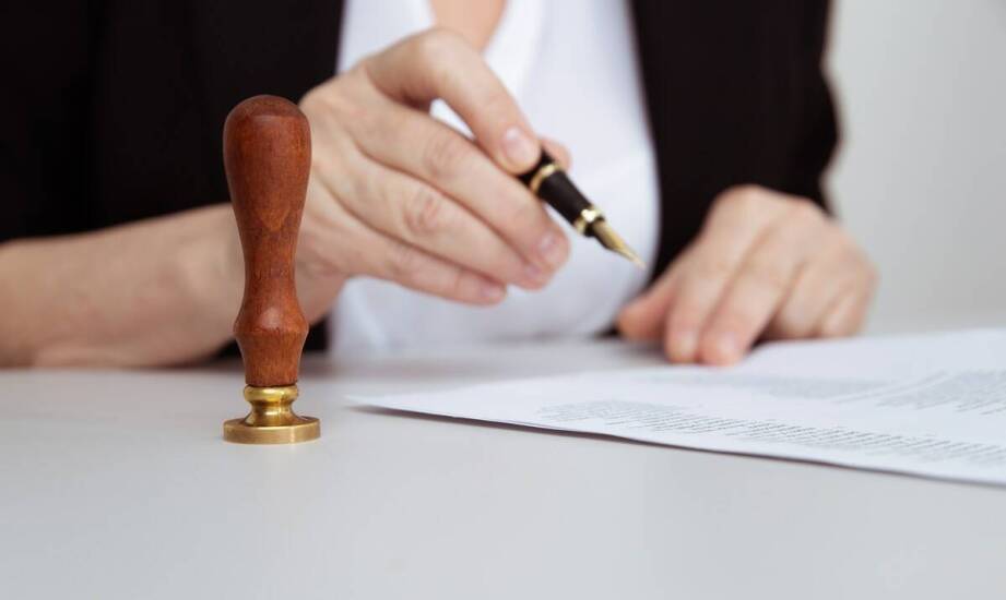 Jak notariusz poświadcza zgodność kopii i odpisów z oryginałami?