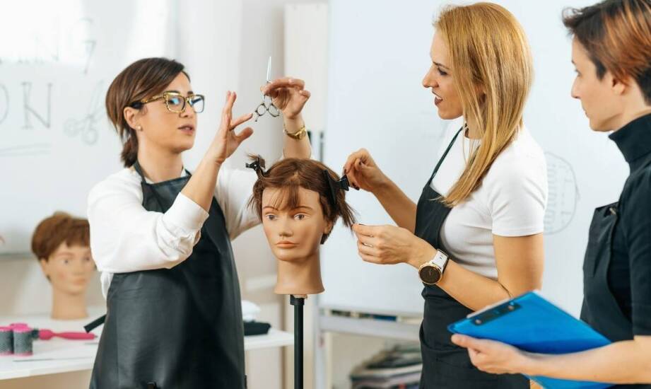 Dlaczego regularne szkolenia dla stylistów są kluczowe dla jakości usług?