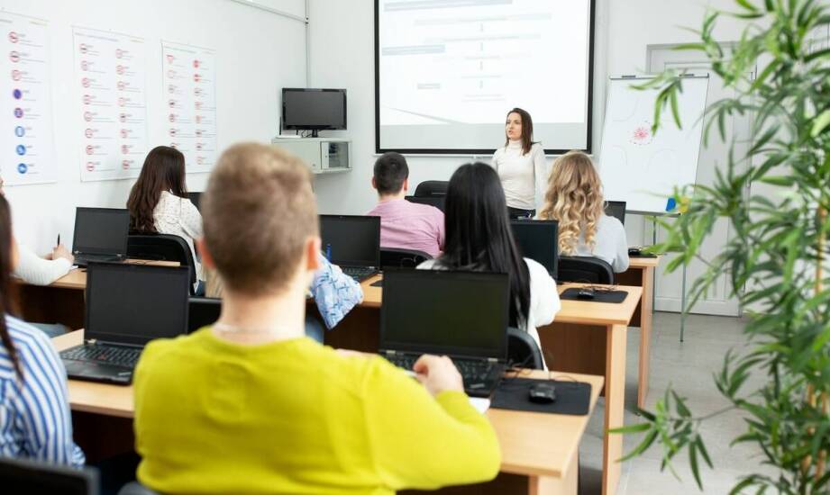 Jak kursy angielskiego dostosowują się do potrzeb uczniów dorosłych?