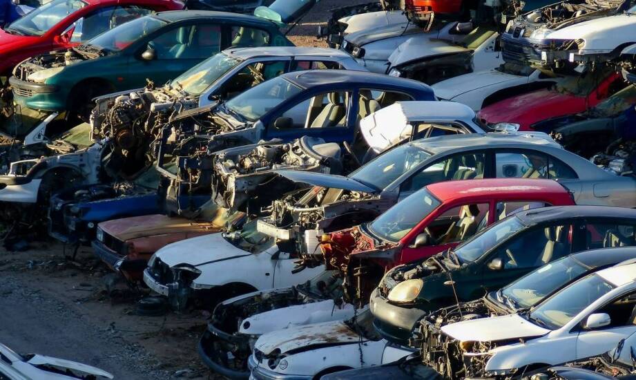 Jakie korzyści niesie zakup używanych części samochodowych w auto szrocie?