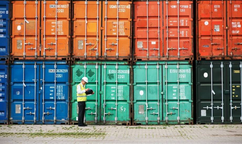 Jak kompleksowa celna obsługa ułatwia import motocykli z USA?