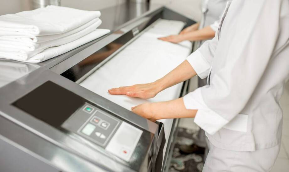 Pranie koszul a indywidualne podejście do różnych tkanin.