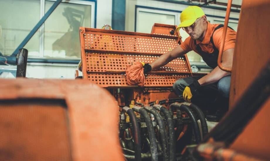 Jakie wyzwania stawia serwisowanie stacjonarnych hydraulicznych urządzeń?