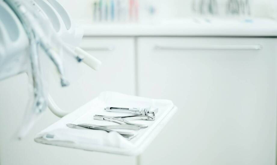 Sklep dentystyczny: Jakie są najlepsze praktyki przy zakupie sprzętu stomatologicznego online?