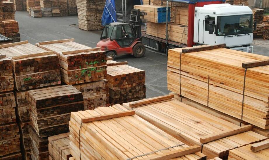 Transport drewna: Jak tartak zapewnia szybką dostawę?