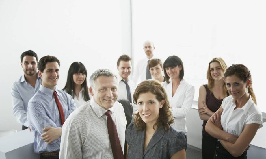 Jak agencje fotograficzne wspierają firmy w tworzeniu profesjonalnych zdjęć zespołów?