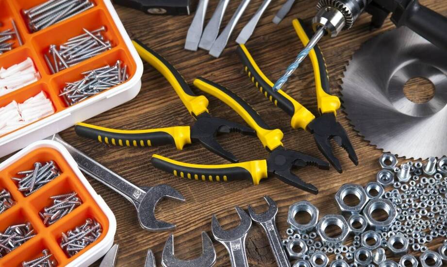 Jakie akcesoria mogą ułatwić pracę z narzędziami do skrawania?