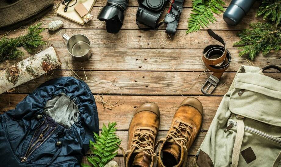 Kapelusz Helikon a inne outdoorowe akcesoria – jak je łączyć?