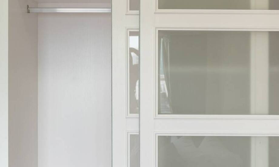 Jakie są zalety wyboru nowoczesnej szafy z przesuwnymi drzwiami?