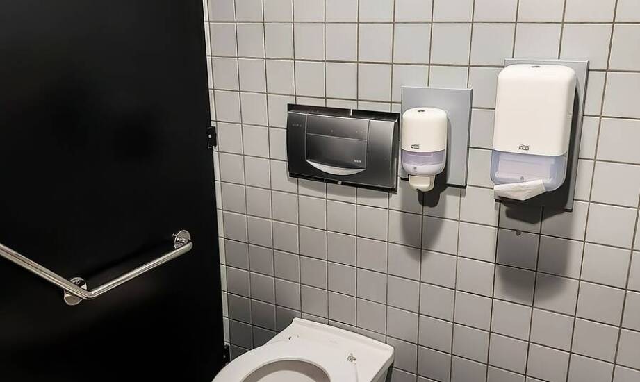 Automatyczne systemy mycia i suszenia w miejskich toaletach