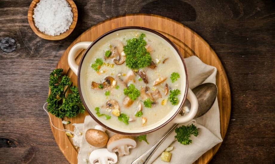 Stylowe podanie grzybów enoki jako elementu dekoracyjnego – jak to zrobić?