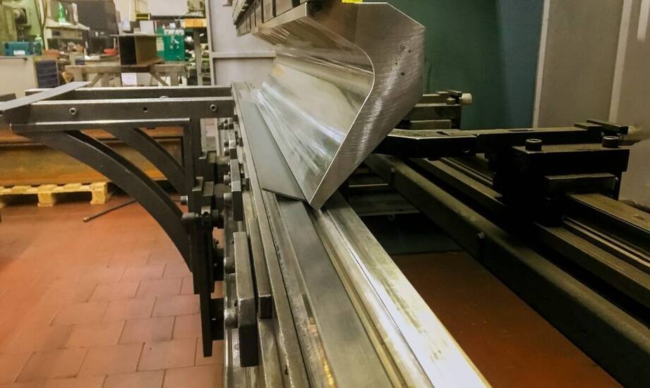 Jak technologia gięcia blachy przyczynia się do innowacyjności w produkcji mebli?