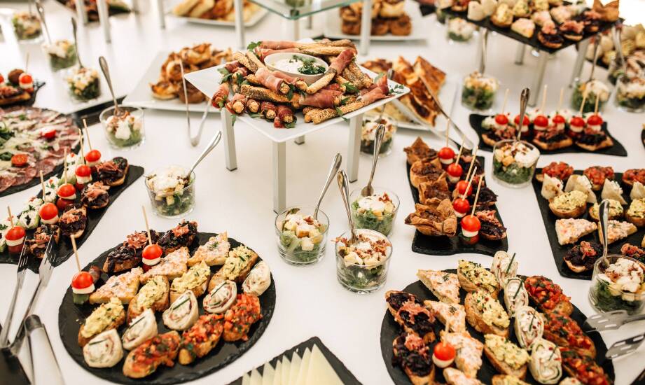 Zimne przekąski na komunię – jak zaskoczyć gości oryginalnymi smakami?