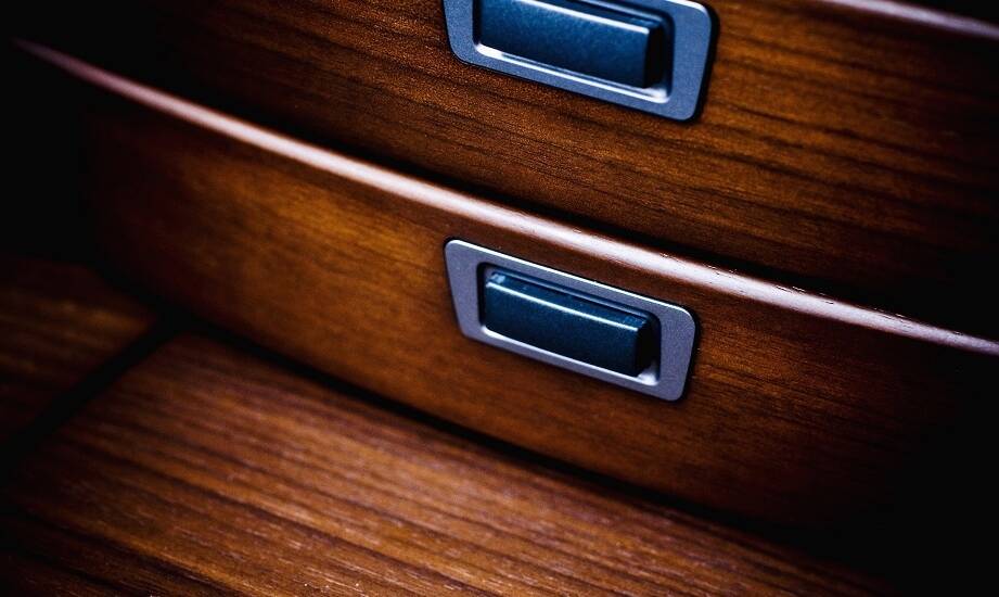 Wybór odpowiedniego lakierniczego wykończenia dla drewnianych mebli