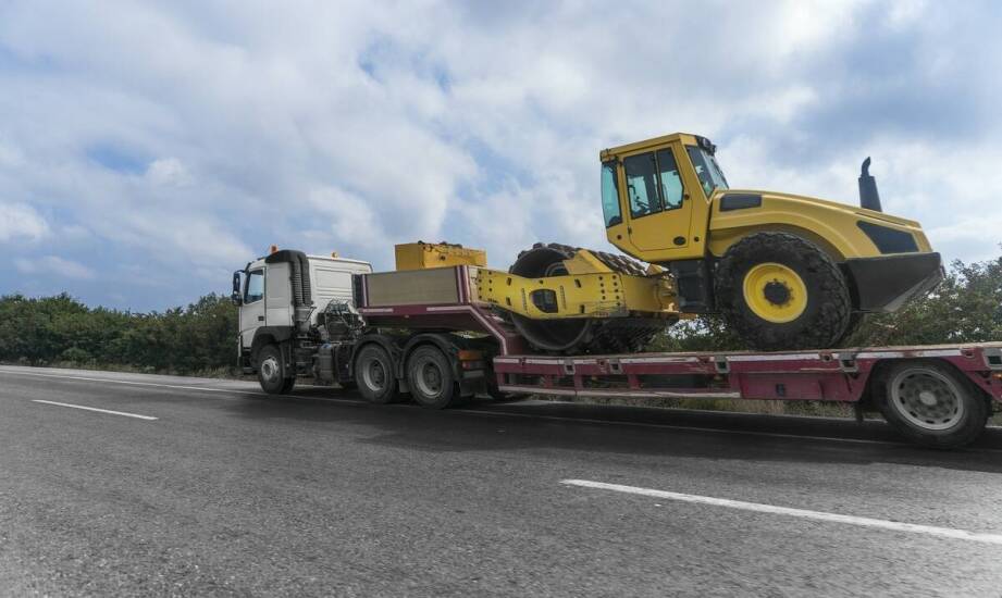 Jakie są najczęstsze błędy przy organizacji niskopodwoziowego transportu i jak ich unikać?