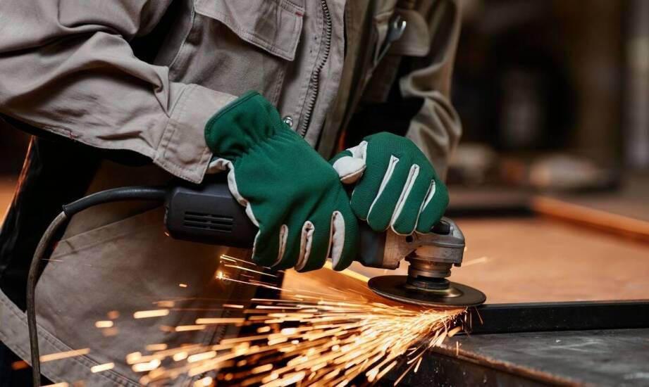 Rola roboczych rękawic w ochronie przed urazami – na co zwrócić uwagę?