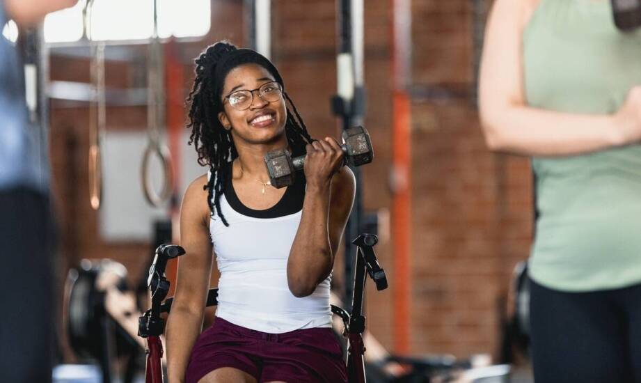 Sprzęt wspomagający w rehabilitacji: zastosowanie kul i egzoszkieletów