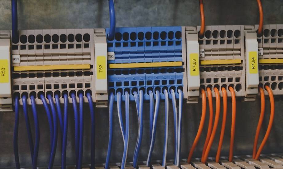 Zalety stosowania rozdzielczych bloków w systemach elektrotechnicznych