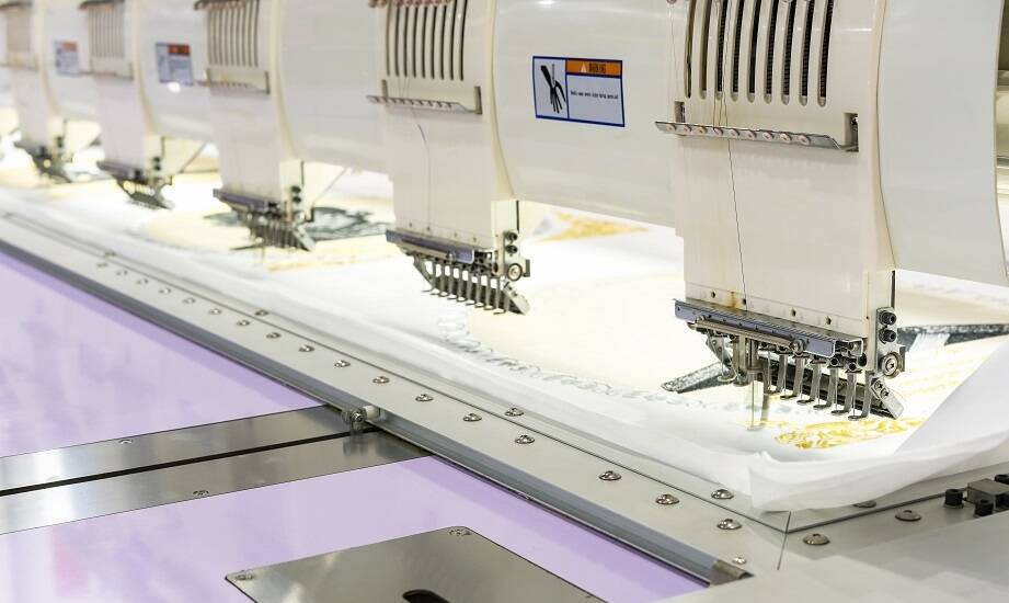 Jak nowoczesny park maszynowy wpływa na jakość krawieckich dodatków?