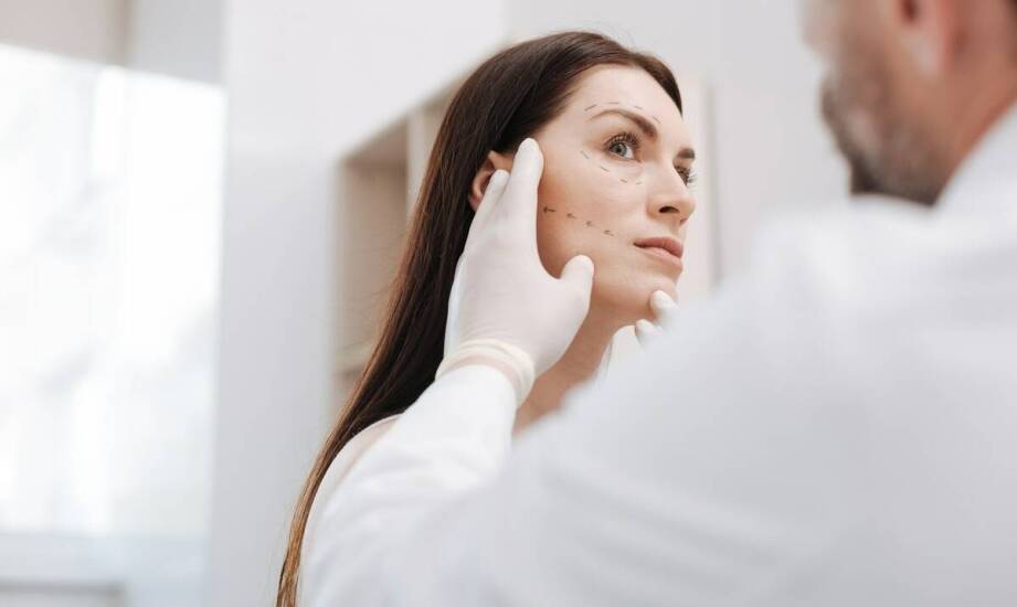 Proces konsultacji przed zabiegiem modelowania policzków – czego można się spodziewać?