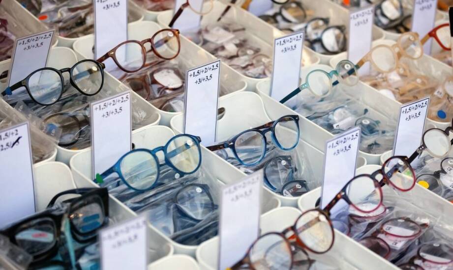 Jakie opcje korekcji wzroku oferuje tani optyk w śródmieściu?