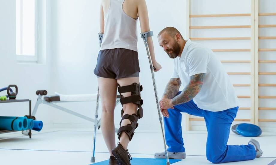 Jak mobilna fizjoterapia wspomaga procesy rehabilitacyjne po złamaniach?