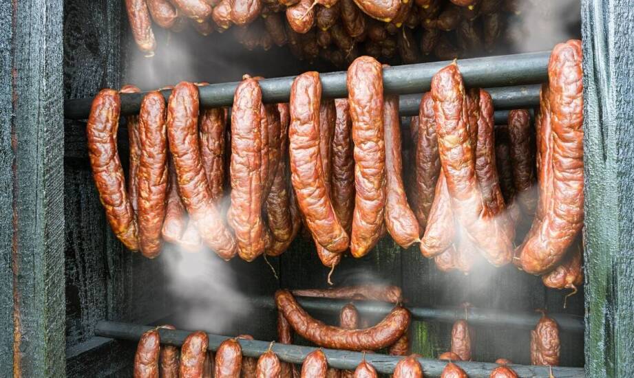 Jakie korzyści niesie ze sobą stosowanie tradycyjnej komory wędzenia w przetwórstwie mięsnym?