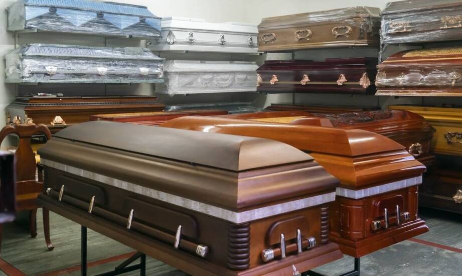 Zakład pogrzebowy: różnorodność trumien i urn w ofercie