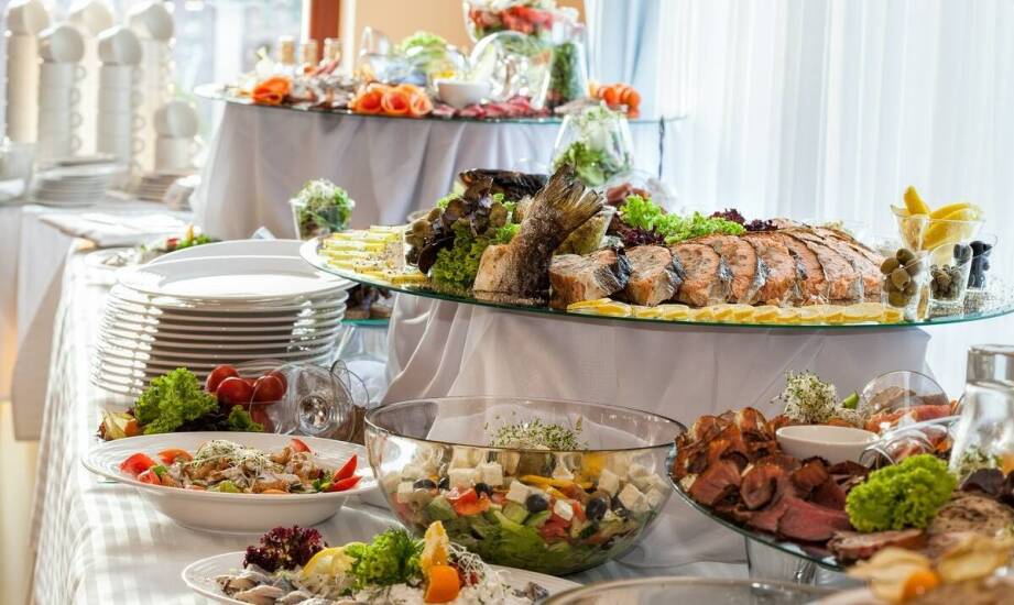 Jakie mięsne i rybne dania proponujemy na jubileuszowe imprezy?