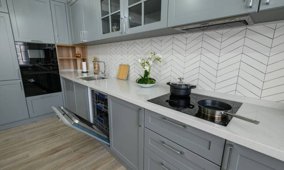 Jak szklane panele mogą ułatwić utrzymanie czystości w kuchni?