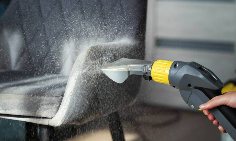 Kabinowa myjka ciśnieniowa jako niezbędne narzędzie do czyszczenia turbosprężarek