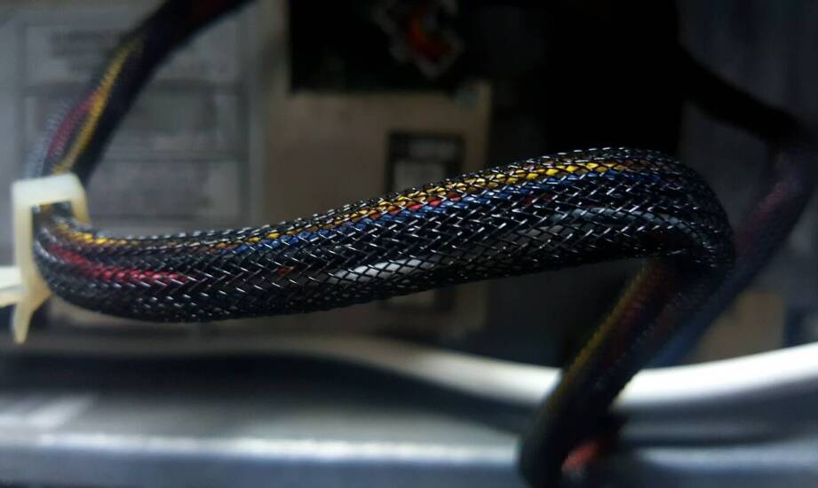 Owijka na kable jako narzędzie do personalizacji roboczej przestrzeni