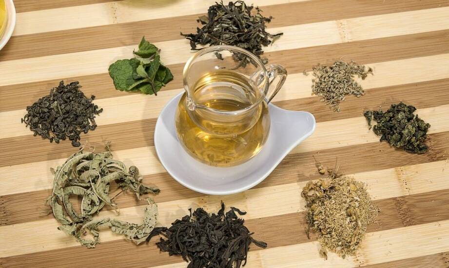 Czarne herbaty z różnych regionów – porównanie aromatów i smaków