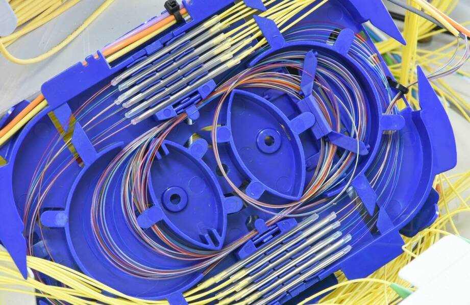 Jakie są zalety użycia jedno- i wielomodowych światłowodów w projektach?