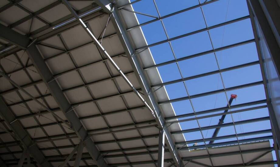 Stalowe hale jako kluczowy element w komercyjnym budownictwie