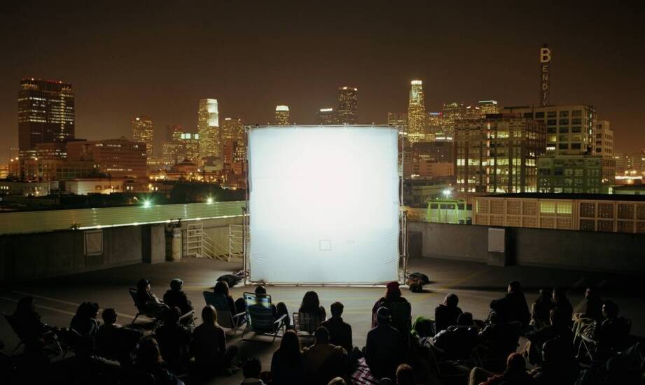 Jakie są kluczowe techniczne elementy udanego pokazu filmowego na zewnątrz?