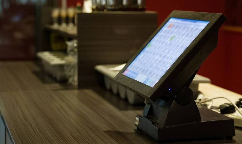 Monitory dotykowe do zabudowy: zastosowanie w nowoczesnych handlowych placówkach