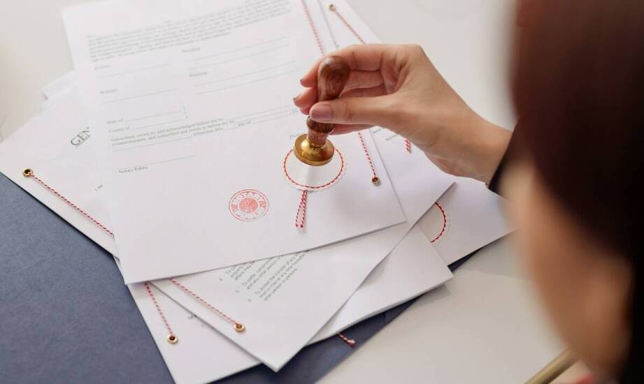 Jak przysięgłe tłumaczenia wspierają zgodność z międzynarodowymi normami?